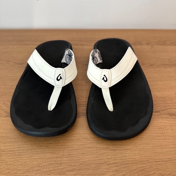 OluKai Ohana Women's Size 7 Slip On Flip Flops Beach Sandals Foam White Black - Picture 2 of 5